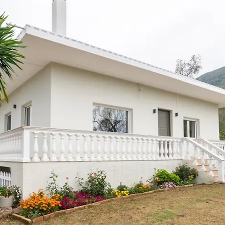 Private House With Garden Next To The Feriehus Halikounas