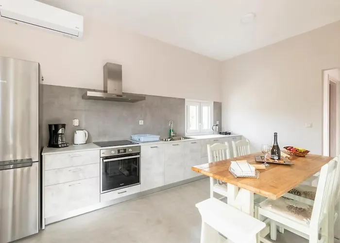 Private House With Garden Next To The Hébergement de vacances
